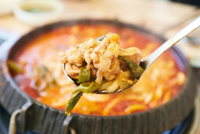 곱창전골에서 국자로 뜬 곱창과 대파